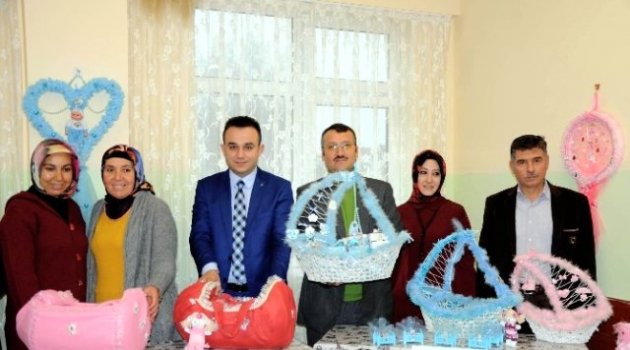 Erdemli'de Belgeli Çocuk Bakıcıları Yetişiyor