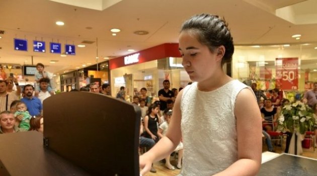 Eskişehir'de Minik Piyanistler Sahne Aldı
