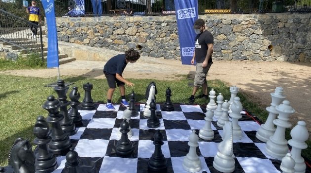 Evde sıkılan çocuklar için spor etkinliği