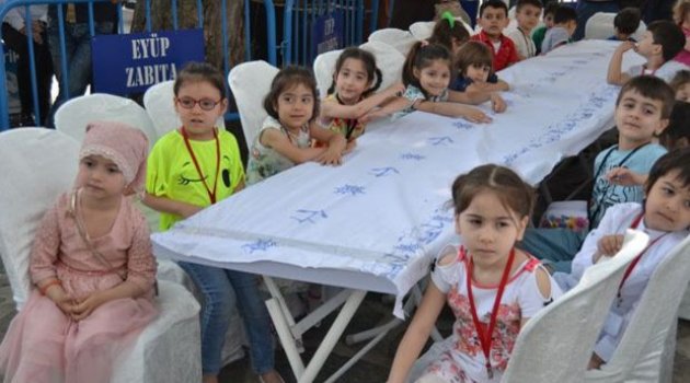 Eyüp'te Tekne orucunu tutan çocuklar iftarlarını açtı