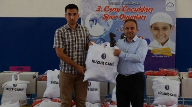 Futbol Turnuvasında Çocuklara Jest