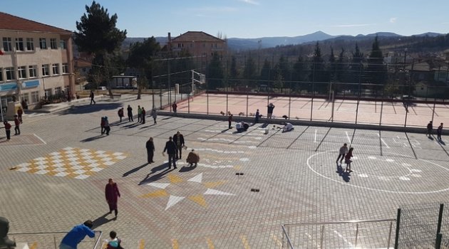 Geleneksel Çocuk Oyunları Okul Bahçelerinde