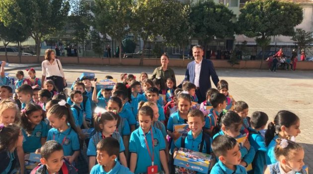 Gemlik'te Öğrencilere Eğitim Seti Dağıltıldı