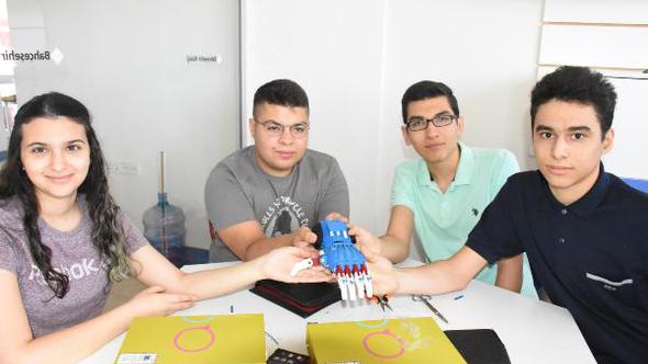 Genç mucitlerden Yusuf'a protez el