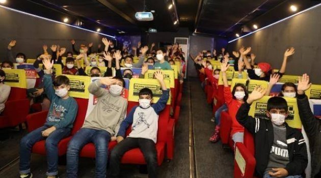 Gezen Sinema TIR'ı Yüreğirli çocuklarla buluştu