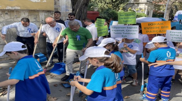 Gönüllü çocuklar çevre temizliği yaptı
