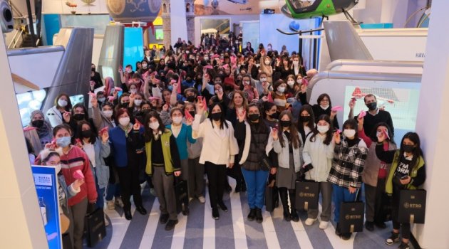 GUHEM'de pembe kağıt uçaklar havalandı