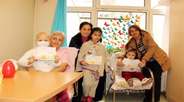 Güle oynaya kan bağışı yapıyorlar