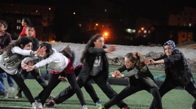 Hakkari'de çocuklar aileleriyle birlikte spor yaptı