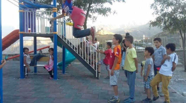 Hakkarili Çocuklar Bayramlarını Parklarda Geçirdi