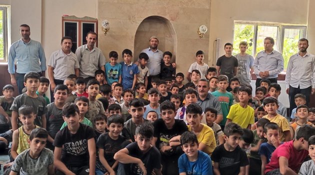 Hakkarili çocuklar camide buluştu