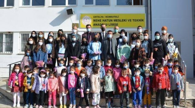 Harçlıklarıyla aldığı kitabı bağışladılar