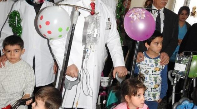 Hastane Koridorlarında Çocuklar Bisiklet Sürüyor