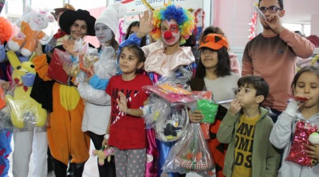Hastanede tedavi gören çocukları hediyeleri ile sevindirdiler
