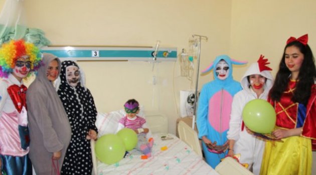 Hastanede Yatan Çocuklar Moral Buldu