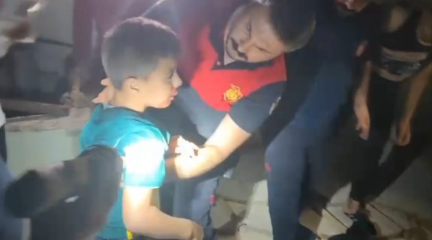 Havalandırma boşluğuna düşen çocuk kurtarıldı