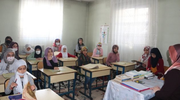 Hem eğleniyor hem Kur'an öğreniyorlar