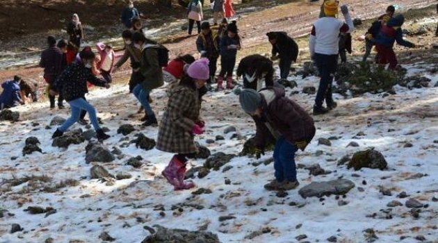 Hem oynadılar hem çevre temizliği yaptılar