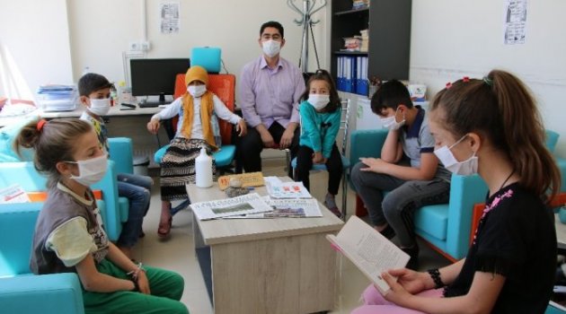 Hem oyunlar oynuyor, hem de sınavlara hazırlanıyorlar