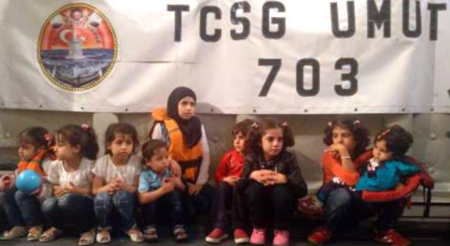 İçinde 21 Çocuğun Olduğu Göçmen Botu Batmak Üzereyken Kurtarıldı