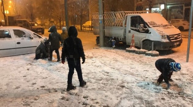 Iğdır'da çocukların kar keyfi
