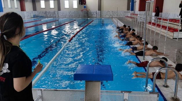 İlk defa havuzda hayallerine kulaç attılar