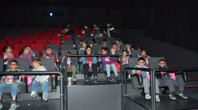 İlk Defa Sinemaya Giden Çocuklar Büyük Mutluluk Yaşadılar