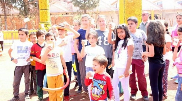 İlk teneffüs zilinde öğrencilere portakal suyu