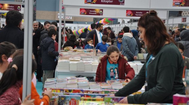 İnegöl'de Kitap Fuarı Kapılarını Açtı