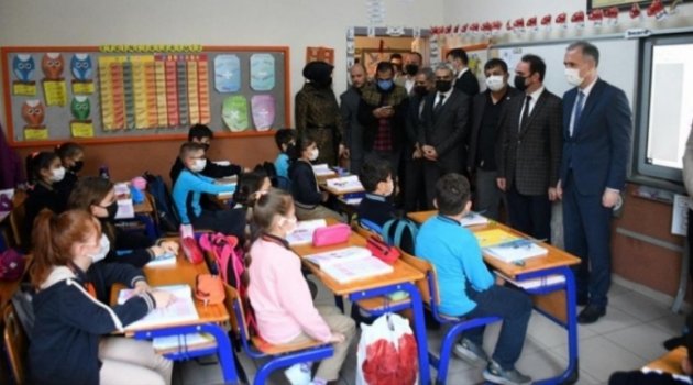 İnegöl'de öğrenciler kitapla buluşuyor