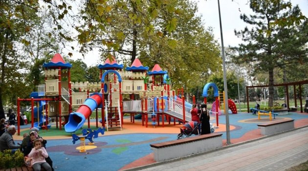 İnegöl'ün En Büyük Oyun Alanı Hizmete Girdi