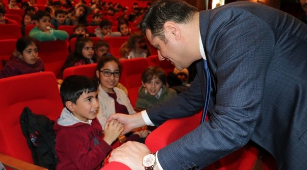 İpekyolu Belediyesinden Öğrencilere Karne Hediyesi