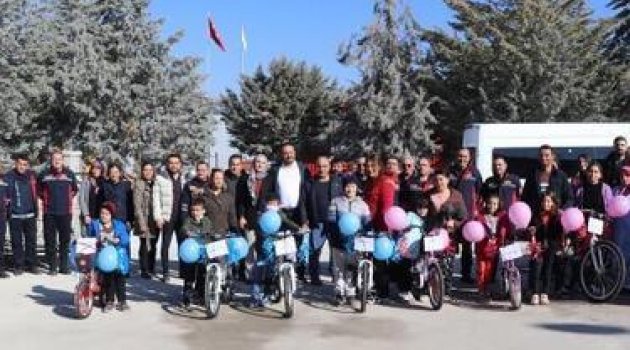 İtfaiyeciler çocukları sevindirdi