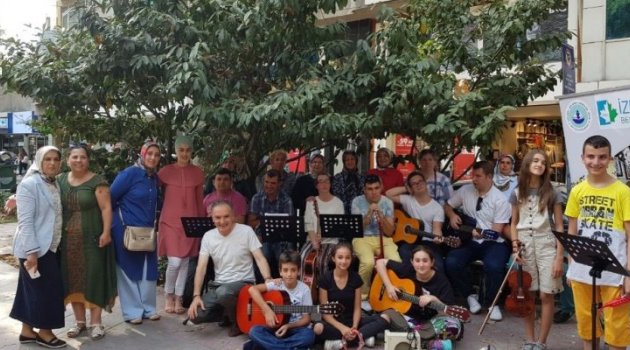 İzmit Yürüyüş Yolunda Minikler Konser Verdi