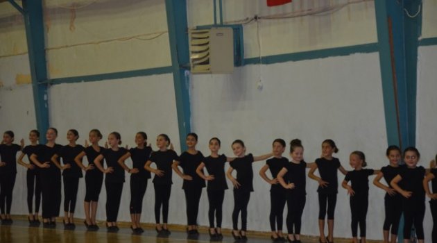 İznik'te minik folklor ekipleri şov yaptı