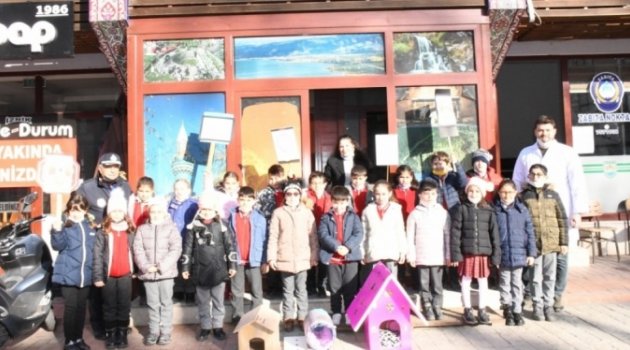 İznik'te öğrencilerden kedilere sıcak yuva