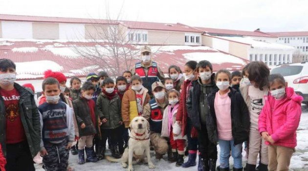 JAK köpeğinden çocuklara gösteri