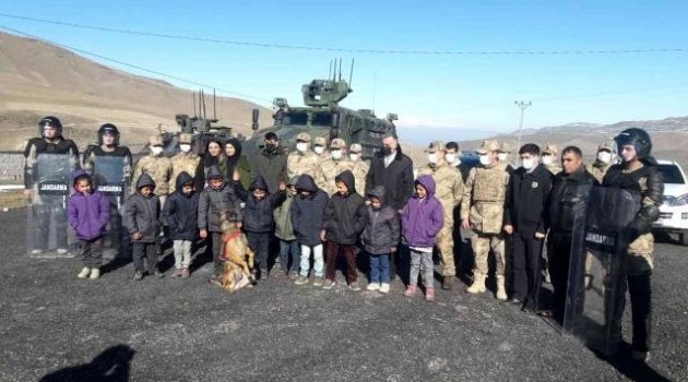 Jandarma minik yürekleri unutmadı