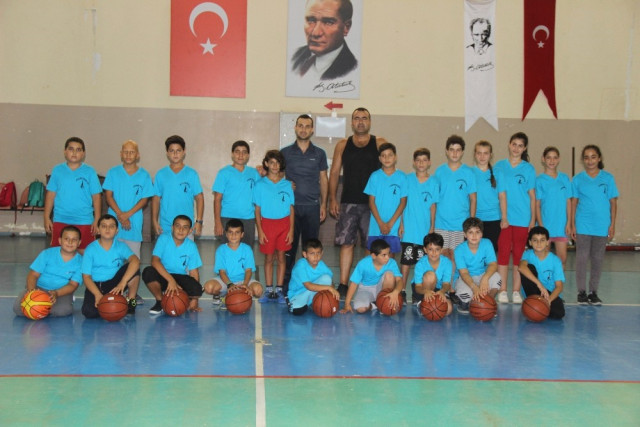 Kamacı, Çocukların Formalarını Dağıttı