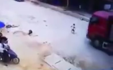 Kamyonun altından burnu bile kanamadan çıktı