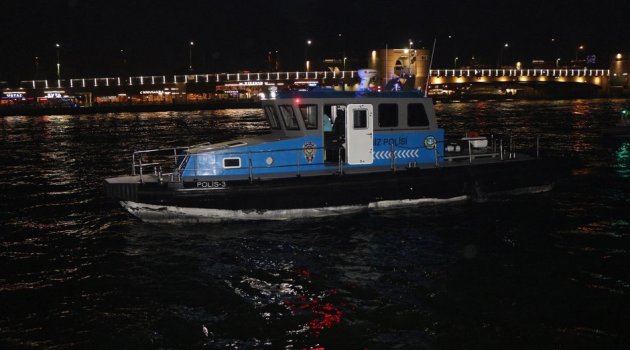 Karaköy'de 12 Yaşındaki Çocuk Denize Düştü!