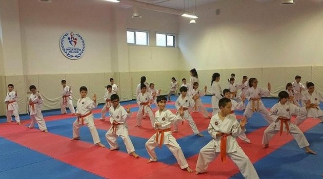 Karateci Çocuklar 2018'İn İlk Kuşaklarını Aldılar