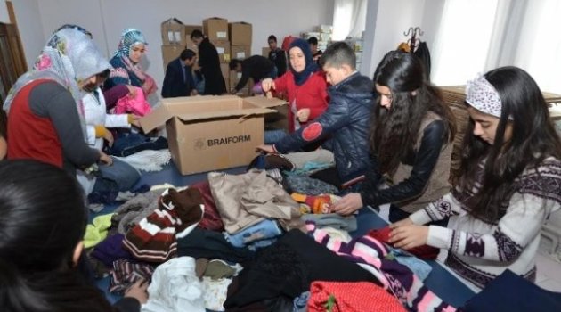 Kardeşlerimiz Üşüyor, Bir Çocuk da Sen Giydir' Kampanyasında 500 Koli Yardım Toplandı