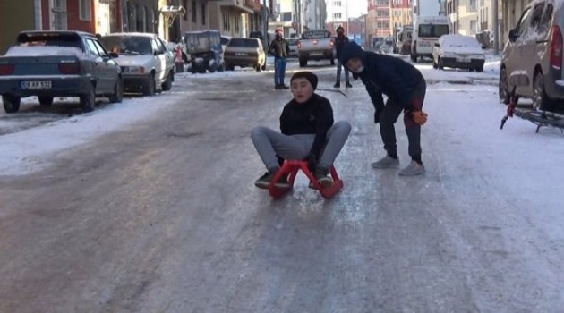 Kars’ta çocukların kızak keyfi