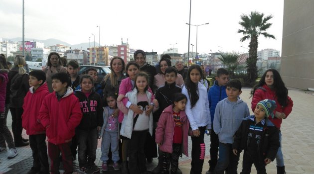 Karşıyakalı Çocuklar Tiyatro İle Tanıştı