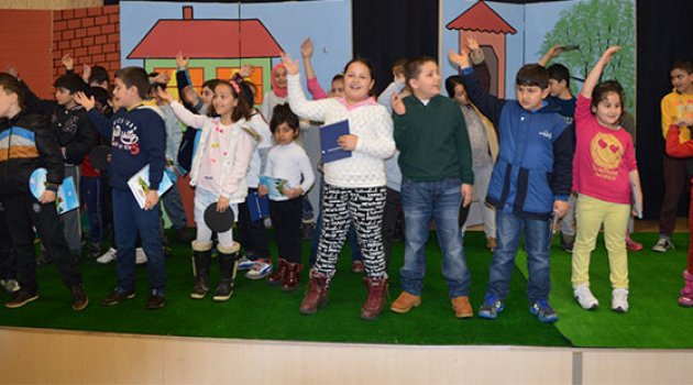 Kartepeli minikler ‘Bekçi Karagöz’ ile eğlendi