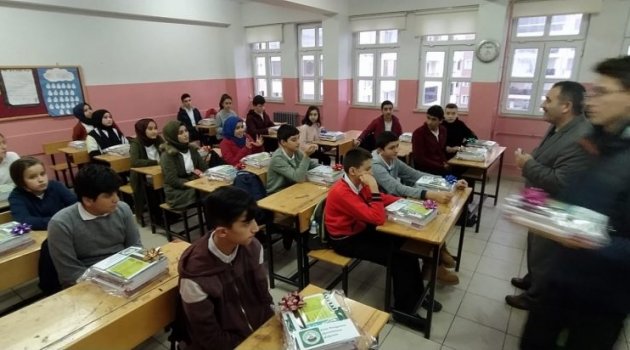 Kestel Belediyesi'nden liseye hazırlanan öğrencilere kitap desteği