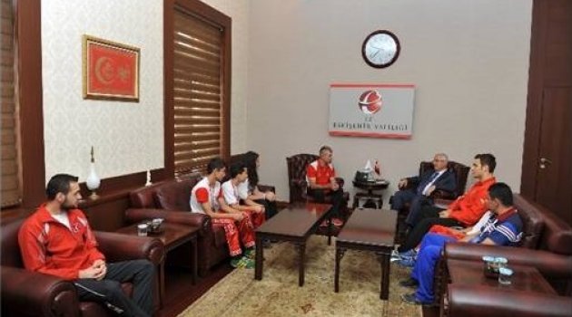Kick Boksun Şampiyonları Valiyi Ziyaret Etti