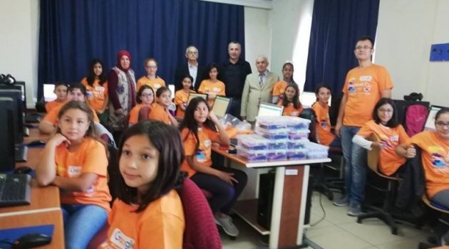 Kız Öğrenciler Kodlamayı Öğrendi