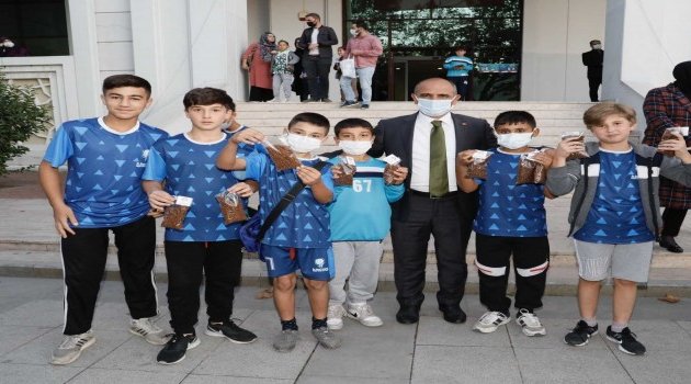 Körfez’li çocuklar sokak hayvanlarını besledi